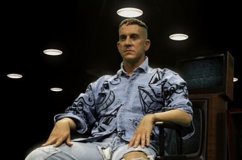 El diseñador Jeremy Scott enfrenta una demanda por robo de propiedad intelectual.
