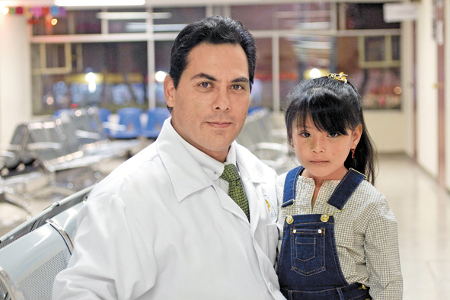 El doctor Gaytán con Judith, recobrada de un disparo de arma de fuego en el maxilar y el ojo.