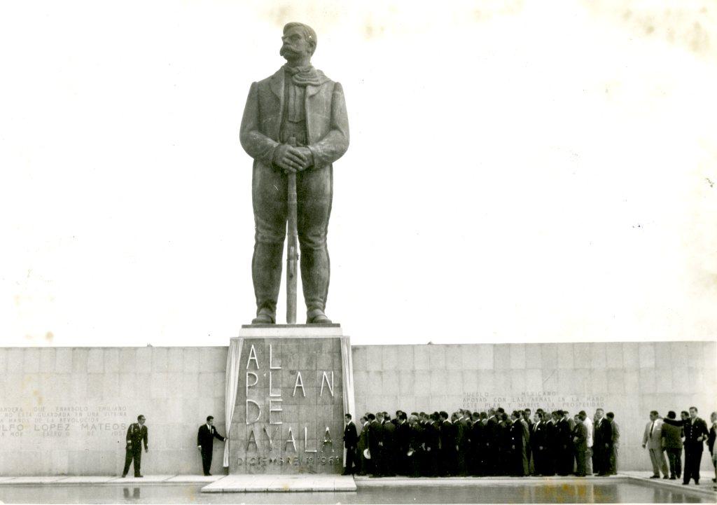 Escultura de Zapata de pie con su 30-30, Ciudad Valles, San Luis Potos..