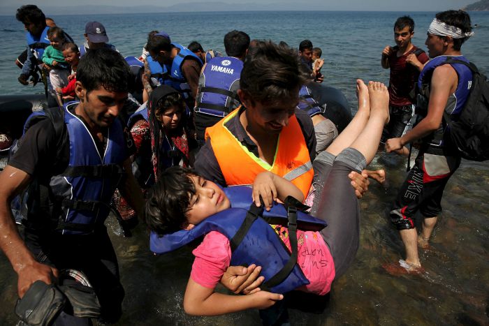 Inmigrantes afganos llegan a la isla griega de Lesbos tras cruzar parte del Mar Egeo entre Turquía y Grecia.