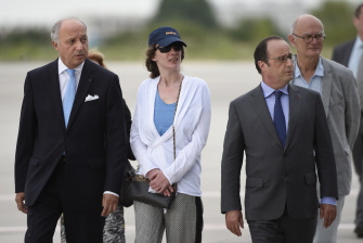 Isabelle Prime (c), junto al presidente francés, Francois Hollande (d) y el canciller francés Laurent Fabius (i), en la base aérea de Villacoublay