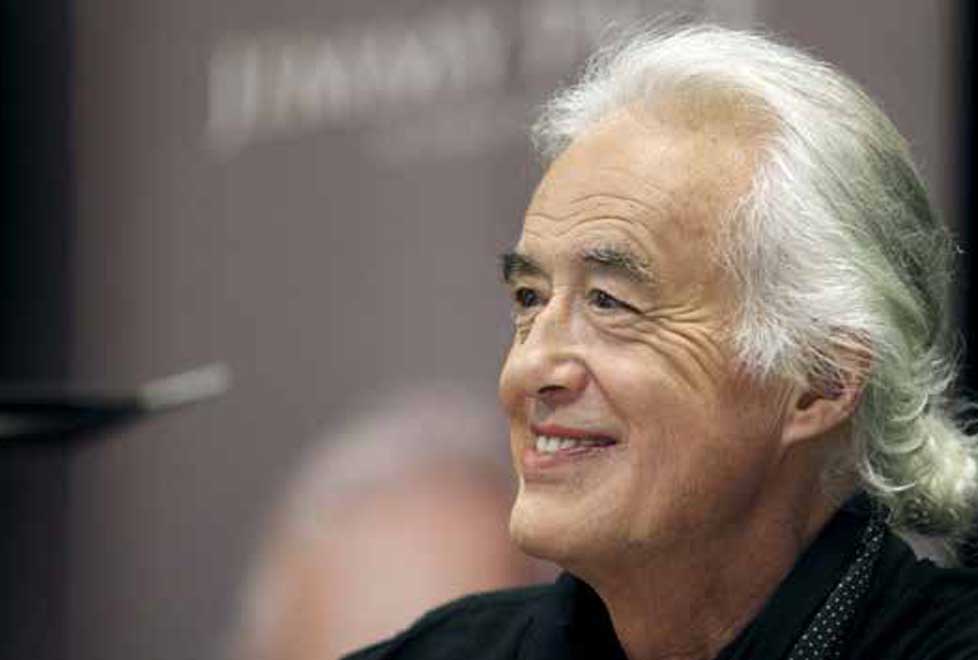 A Jimmy Page, a sus 71 años, le rodea un aura de exoticismo que recuerda a sus conciertos de 3 horas repletos de fans.