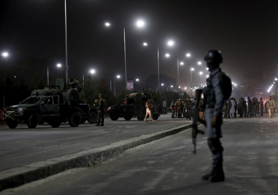 La policía de Kabul vigila el lugar del atentado suicida.