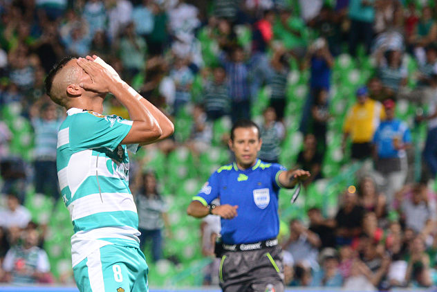 Pulpo González falló lo que pudo haber sido el 1-0 para Santos.