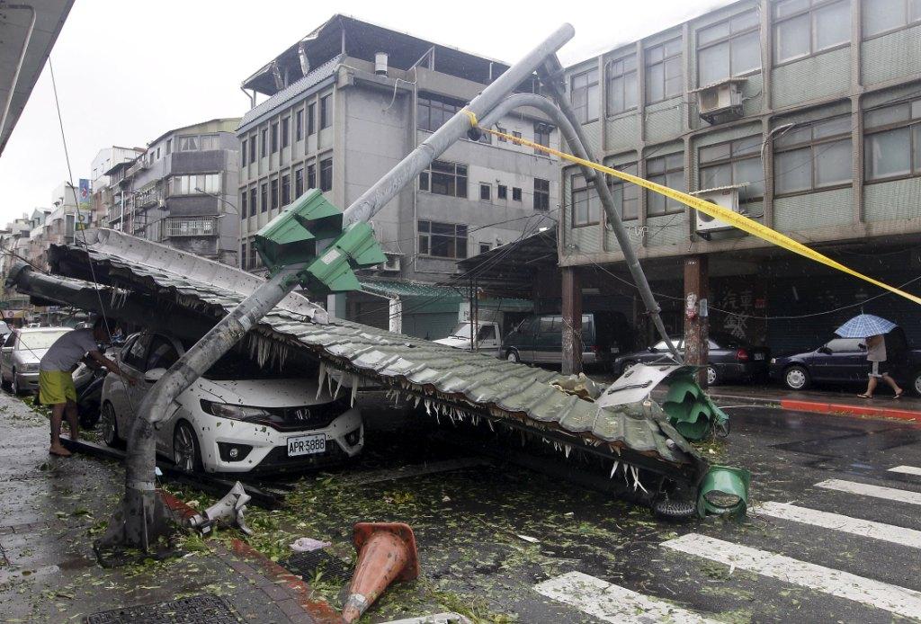 Un espectacular fue derrumbado por los fuertos vientos ocasionados por el tifón Soudelor a su paso por Taipei en Taiwan.