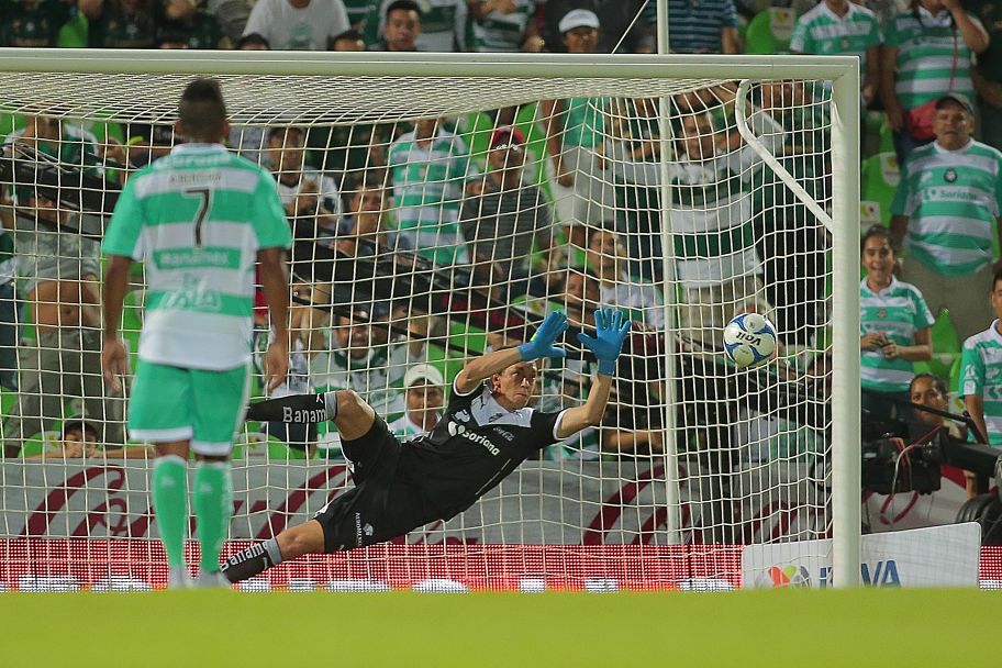Marchesín volvió a jugar y mantenía a Santos con el 0-0 tras atajar un penal.