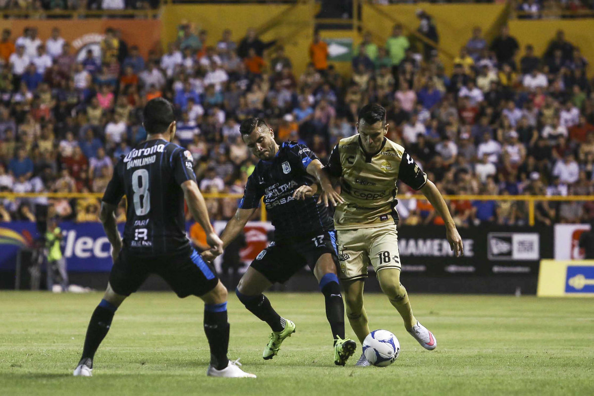 Mario Osuna y Daniel Arreola peleando por el esférico 