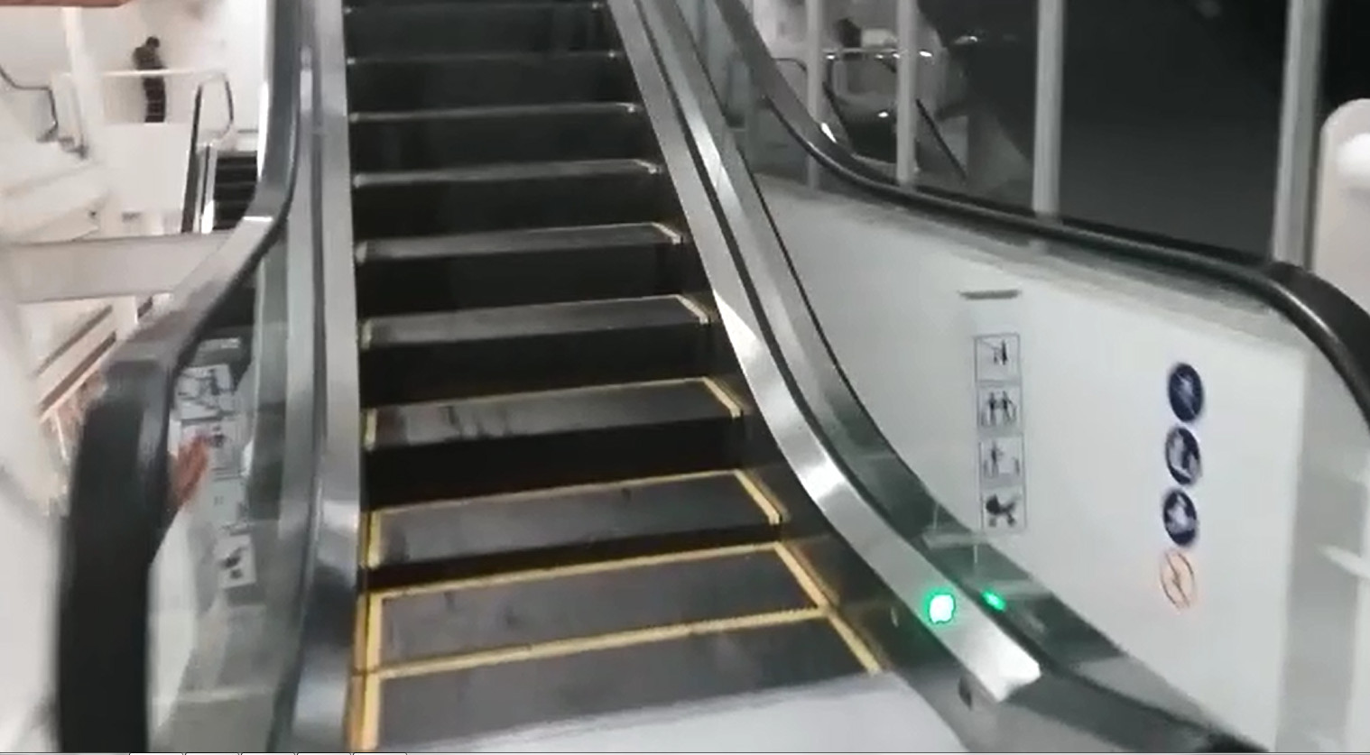 El niño de 13 años quedó atrapado en las escaleras eléctricas, al parecer porque llevaba las agujetas de sus tenis desamarradas.