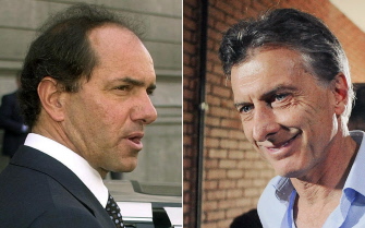 El peronista Daniel Scioli (i), el 21 de agosto de 2003, y el derechista y alcalde de Buenos Aires, Mauricio Macri, el pasado 26 de abril