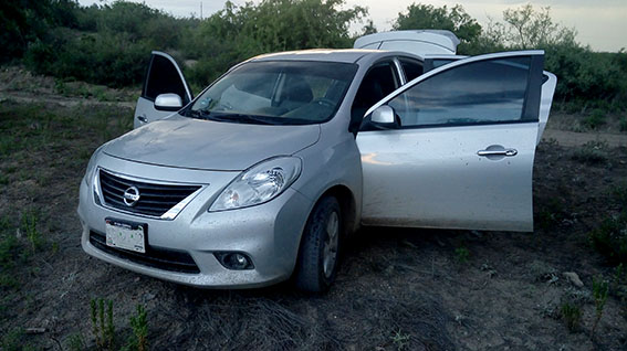 En el vehículo Nissan con reporte de robo, la Fiscalía dio a conocer que había cuatro armas largas, dos 'cuernos de chivo' y dos de calibre .223, así 