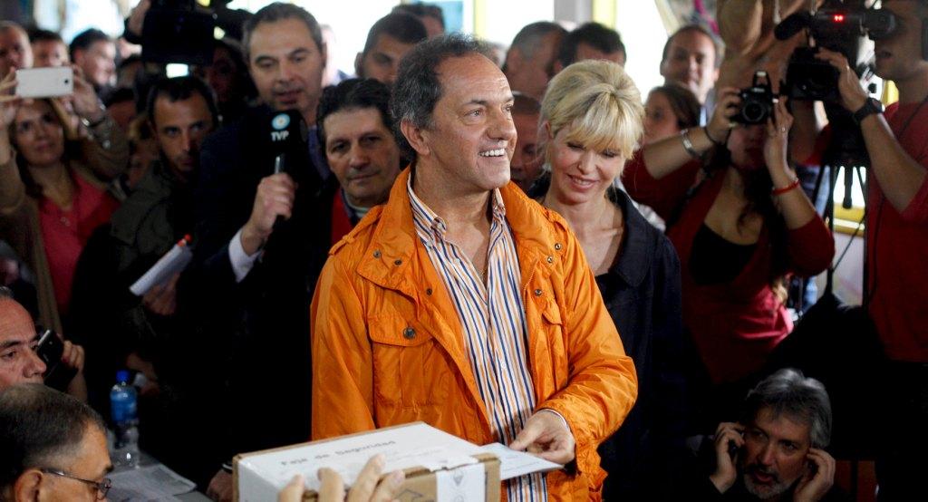 Daniel Scioli, gobernador de la provincia de Buenos Aires, se perfila como el candidato más votado en las primarias argentinas.