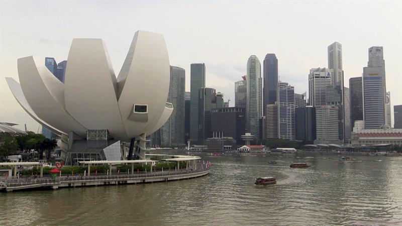 Los enormes rascacielos, en su mayoría sedes de bancos y empresas multinacionales, copan el horizonte de Singapur