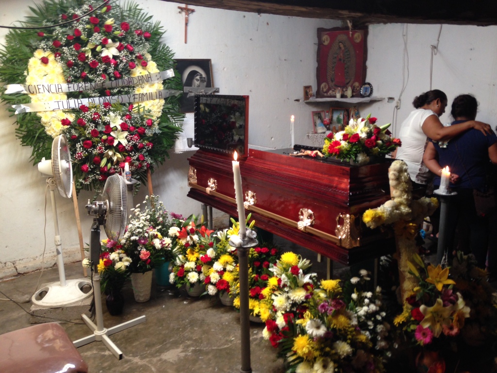 Familiares y amigos dan el último adiós al líder de la UPOEG en Xaltianguis.