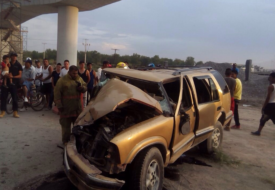 Un fuerte encontronazo entre dos vehículos en carretera a ciudad Juárez, Chihuahua a la altura del ejido El Vergel dejó como saldo final un muerto, tr