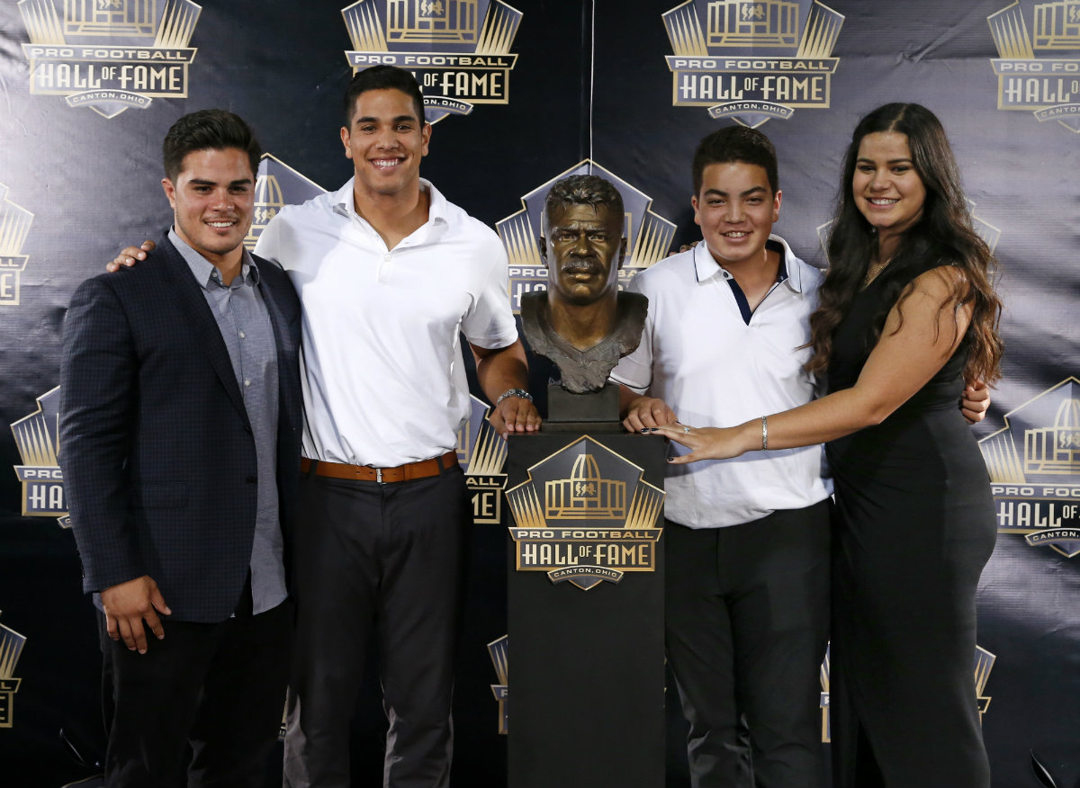 Hijos del linebacker Junior Seau develan busto en honor a su padre (de izquierda a derecha) Tyler, Jake, Hunter y Sydney 