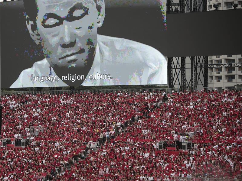 Una imagen del histórico líder de Singapur, el ex primer ministro Lee Kuan Yew, en un marcador electrónico en el Desfile Nacional