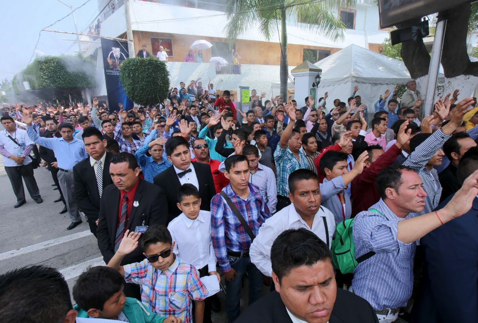 Llegan fieles a la Iglesia de la Luz del Mundo