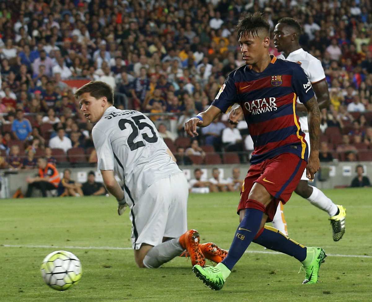 Neymar ante la porteria de la Roma 