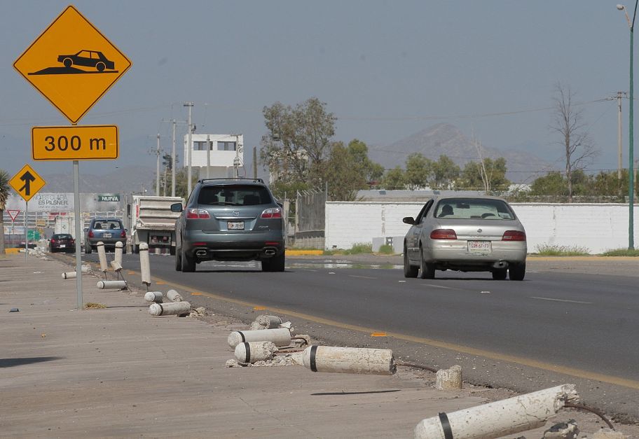 En algunos sectores, se aprecian estructuras de concreto derribadas.