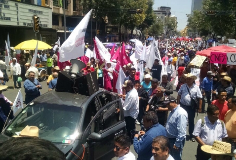 Integrantes de organizaciones campesinas, encabezadas por la Coordinadora Nacional Plan de Ayala, protestan en avenida Bucareli, en inmediaciones de l