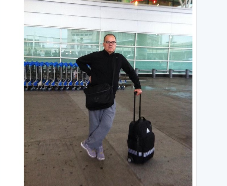 Marcelo Bielsa en el aereopurto de Ezeiza, Argentina 