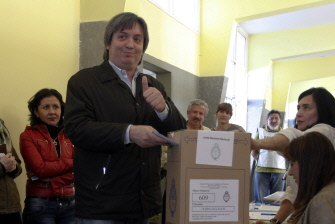 Máximo Kirchner, con el pulgar hacia arriba tras votar ayer en Río Gallegos 