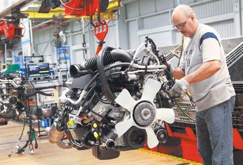 Un hombre empleado en el sector manufacturero de Estados Unidos.