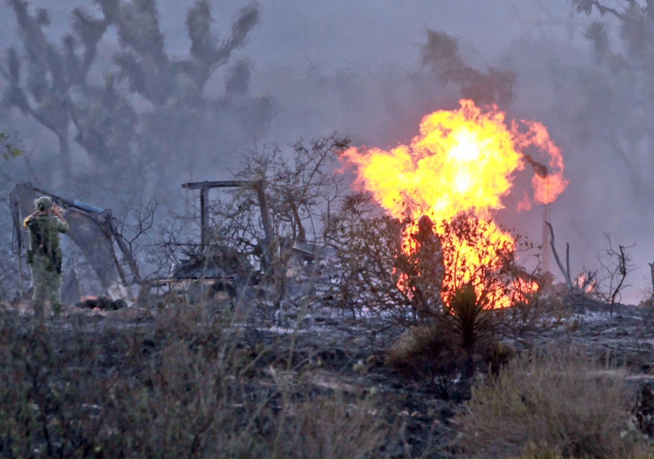 Bomberos trabajan en la zona donde ocurrió la explosión en García, Nuevo León.