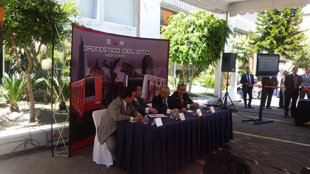 El director general del Sistema de Transporte Colectivo Metro, Jorge Gaviño, en conferencia de prensa. 