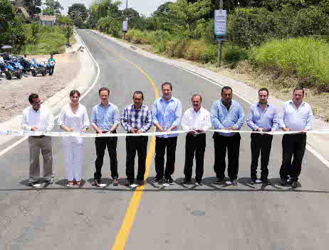 El gobernador durante la inauguración. 