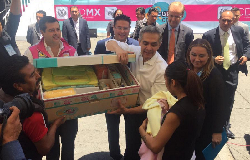 El jefe de Gobierno, Miguel Ángel Mancera, en la entrega de las Cunas CDMX
