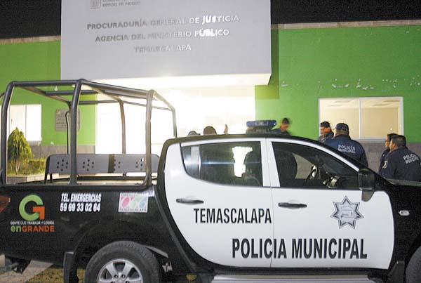 Los municipales detallan que los inconformes los jalonearon para evitar que rescataran al sospechoso.