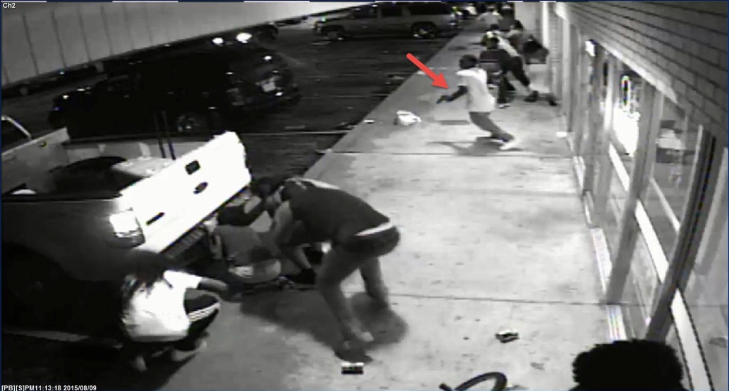 La policía de St. Louis difundió este martes un video donde Tyrone Harris, de 18 años, aparece apuntando un arma, razón por la cual policías le dispar
