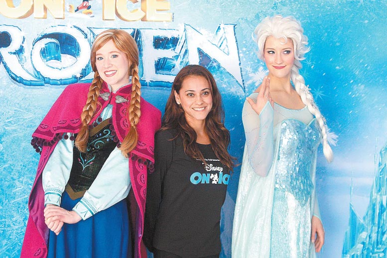 Alicia Sánchez (al centro) es la regiomontana que toma parte en este nuevo espectáculo de Disney On Ice.