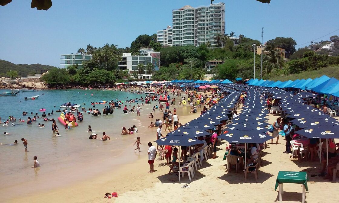A pesar del aviso de mar de fondo las playas lucen llenas. 