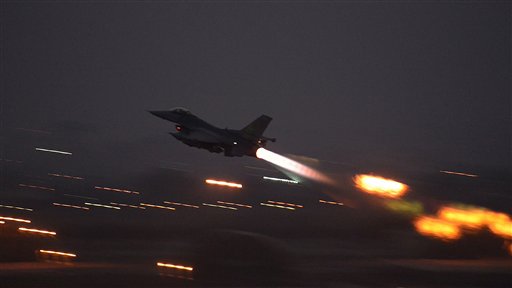 Un caza F-16 Fighting Falcon de la fuerza aérea estadunidense despega esta noche de la base aérea de Incirlik, en Turquía 