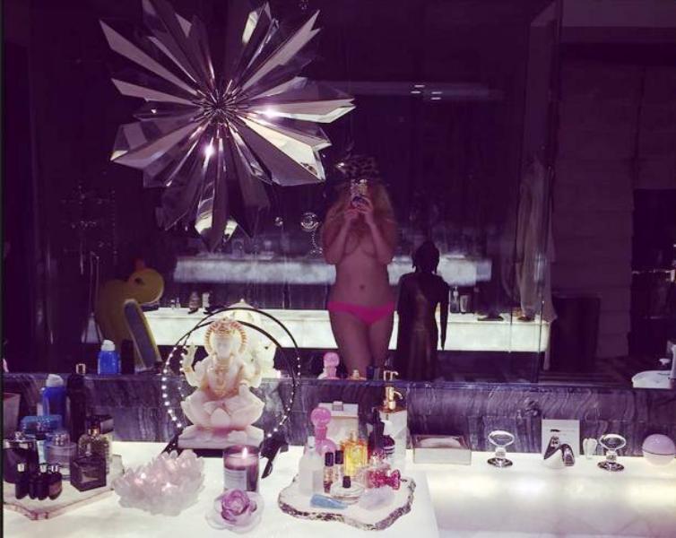 Christina Aguilera posando en el baño de su casa. 