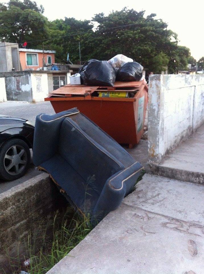 La ciudadanía tira basura que tapa los drenes pluviales.
