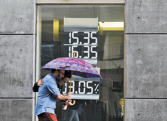 En la jornada de ayer el dólar varió entre 16.35 y 16.65 pesos. 