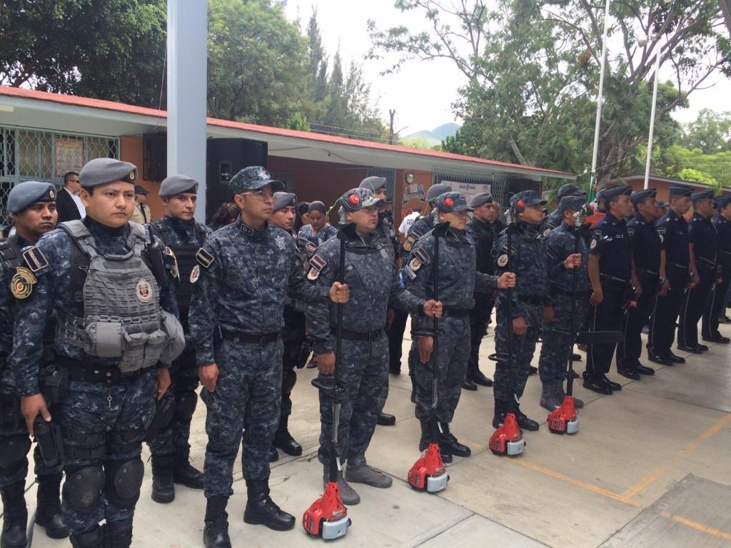 Inicia la rehabilitación de escuelas de Oaxaca con presencia de elementos de la Gendarmería. 