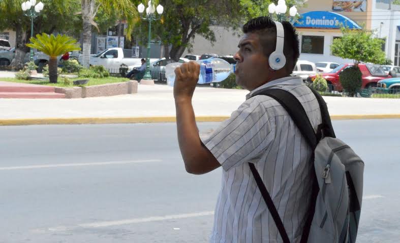 Llaman a los ciudadanos a cuidarse de los efectos nocivos de los rayos del sol.