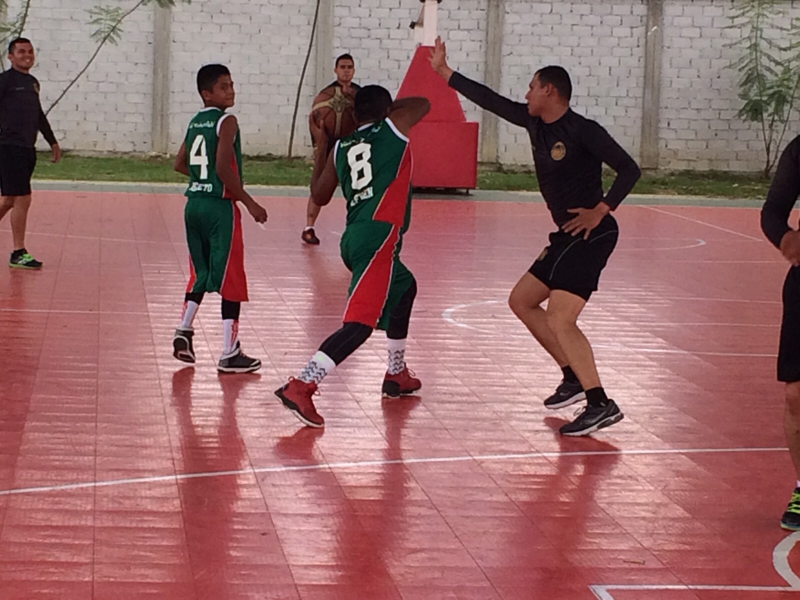  Los niños triquis arrasaron con los policías.
