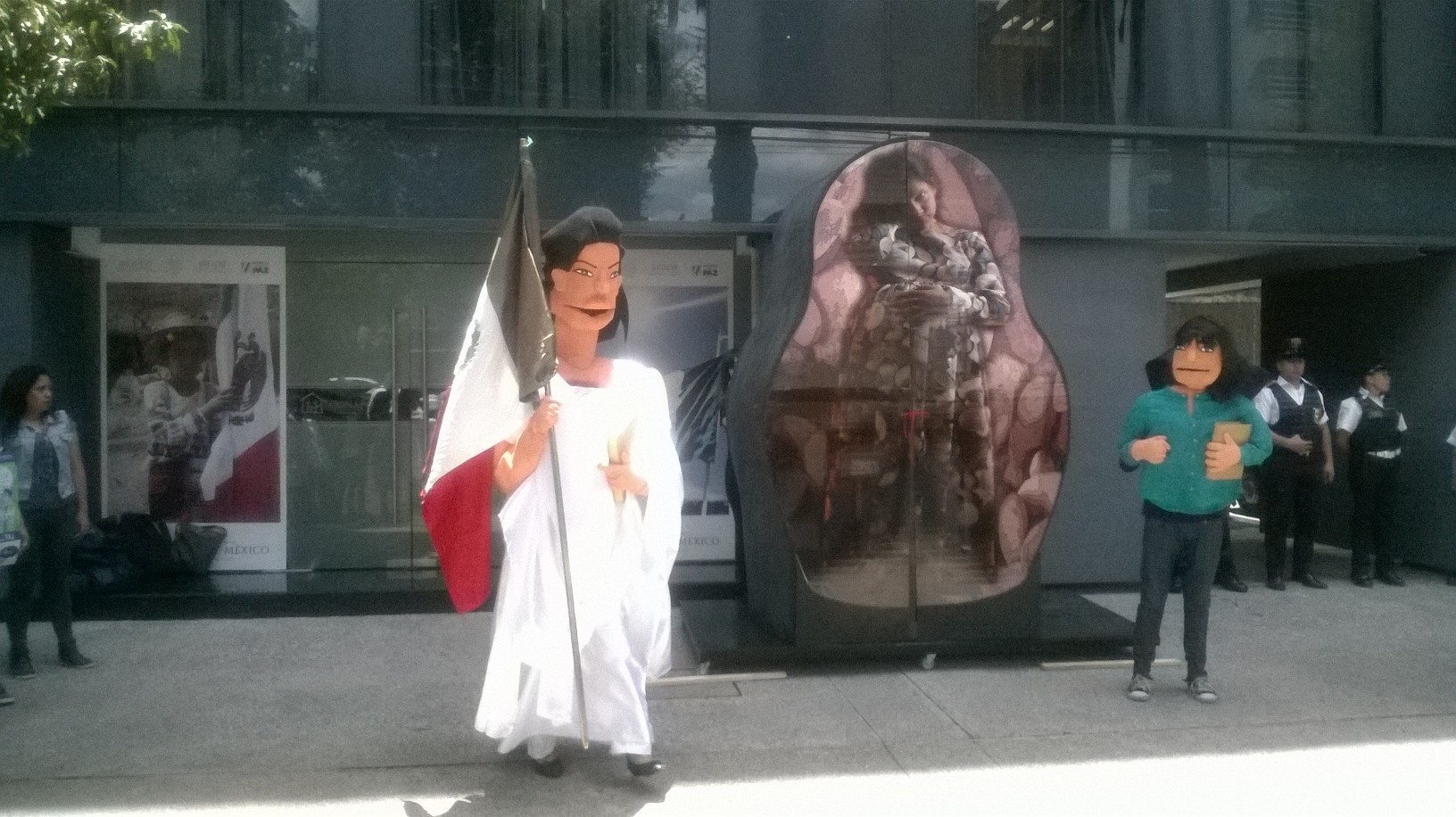 La red por los derechos sexuales y reproductivos en México hizo un performance frente al Consejo Nacional de Población (CONAPO)