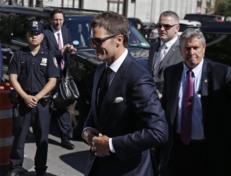 Tom Brady llegando a la audiencia