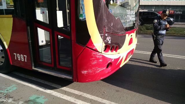 El turibús impactó al vehículo Tiida en avenida Chapultepec