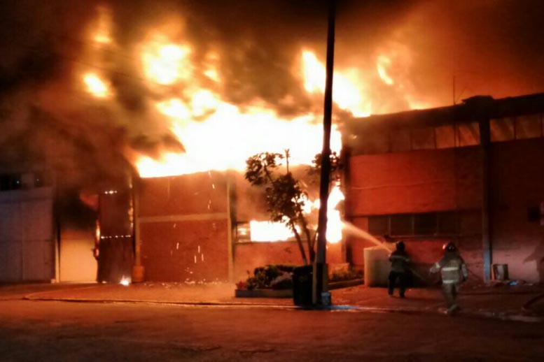 Un incendio afectó una fábrica en Cuautitlán Izcalli.