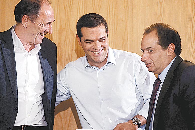 Alexis Tsipras flanqueado por dos miembros de su gabinete. 