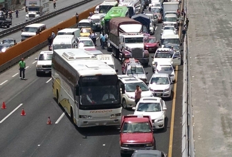 La autopista México-Puebla fue bloqueada durante hora y media por vecinos, en el kilómetro 23.5, en protesta por la falta de señales y de alumbrado en