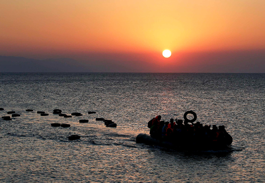Un bote abarrotado de refugiados sirios se aproxima a una playa en la isla de Kos después de cruzar una parte del Mar Egeo desde Turquía hacia Grecia.