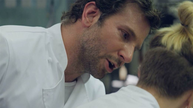 Bradley Cooper interpreta al chef Adam Jones. 